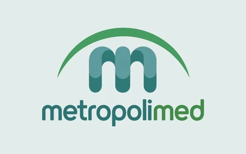 Logo da Metropolimed: um m arredondado em dois tons de verde-azulado sob um arco verde, com o nome em letras minúsculas.